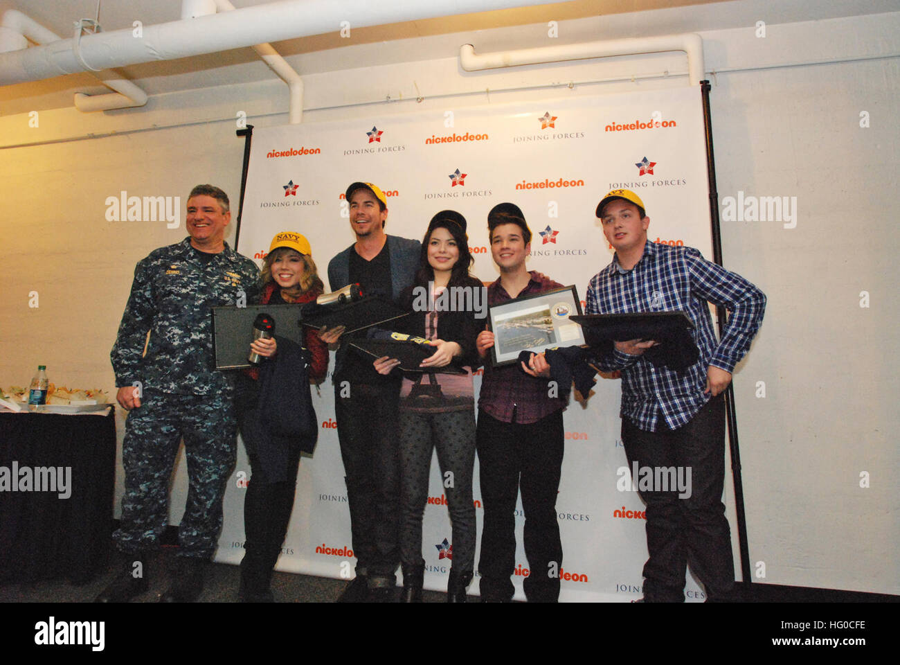 120111-N-OV358-335 GROTON, Conn. (January 11, 2012) Cast members of Nickelodeon's TV show iCarly pose for a photo with Capt. Marc W. Denno, commanding officer of Naval Submarine Base New London, following the episode premiere at the base theater. The cast visited the base to show a special screening of an episode focusing on military family support. (U.S. Navy photo by Mass Communication Specialist 1st class Peter D. Blair/Released) US Navy 120111-N-OV358-335 Cast members of Nickelodeon's TV show iCarly pose for a photo with Capt. Marc W. Denno Stock Photo