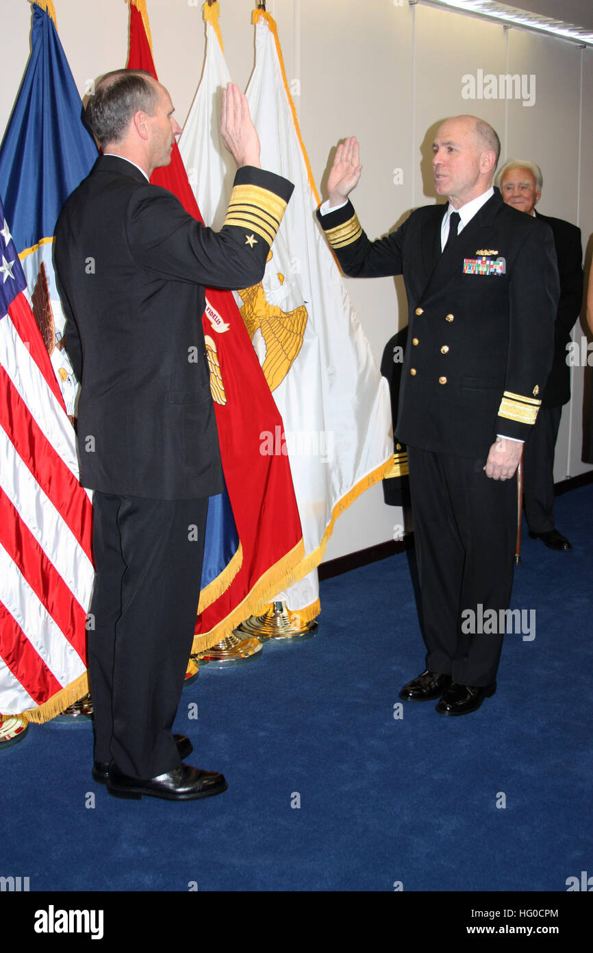 111118-N-AN650-001 BETHESDA, Md. (Nov. 18, 2011) Adm. Jonathan Greenert, Chief of Naval Operations, left, promotes Rear Adm. Matthew L. Nathan, commander of Navy Medicine for the National Capital Area, to Surgeon General of the U.S. Navy during a ceremony at Walter Reed National Military Medical Center. Nathan was promoted to vice admiral and will relieve retiring Vice Adm. Adam Robinson. (U.S. Navy photo by Sarah Fortney/Released) US Navy 111118-N-AN650-001 Adm. Jonathan Greenert, Chief of Naval Operations, left, promotes Rear Adm. Matthew L. Nathan, commander of Navy Medici Stock Photo