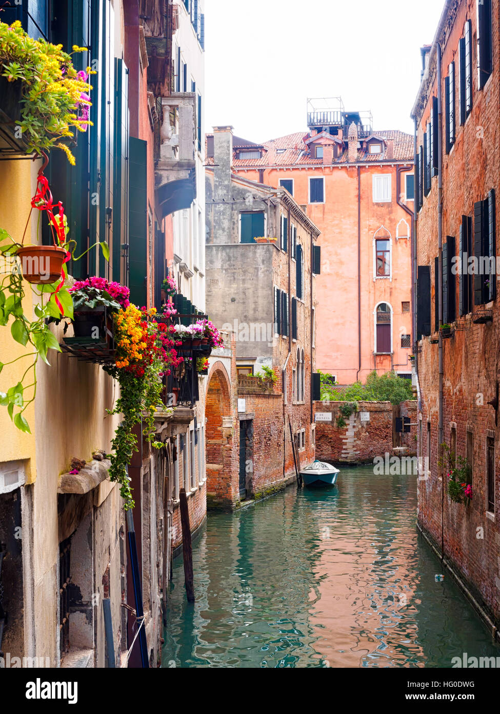 Venice italy narrow house hi-res stock photography and images - Alamy