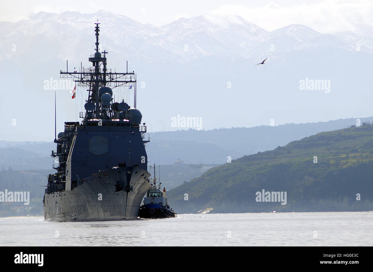 120206-N-ZB122-001 SOUDA BAY, Greece (Feb. 6, 2012) The Ticonderoga-class guided-missile cruiser USS Vella Gulf (CG 72) is escorted by a tugboat to Marathi NATO Pier facility for a routine port visit. Vella Gulf is conducting theater and maritime security operations in the U.S. 6th Fleet area of responsibility. (U.S. Navy photo by Mass Communication Specialist Seaman Chelsy Alamina/Released) US Navy 120206-N-ZB122-001 The Ticonderoga-class guided-missile cruiser USS Vella Gulf (CG 72) is escorted by a tugboat to Marathi NATO Pier facili Stock Photo