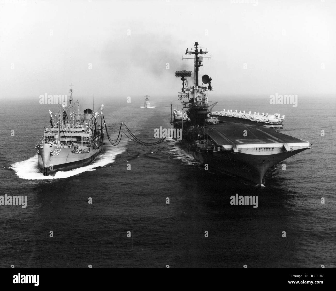 USS Chemung (AO-30) refuels USS Hancock (CVA-19) in July 1969 Stock Photo