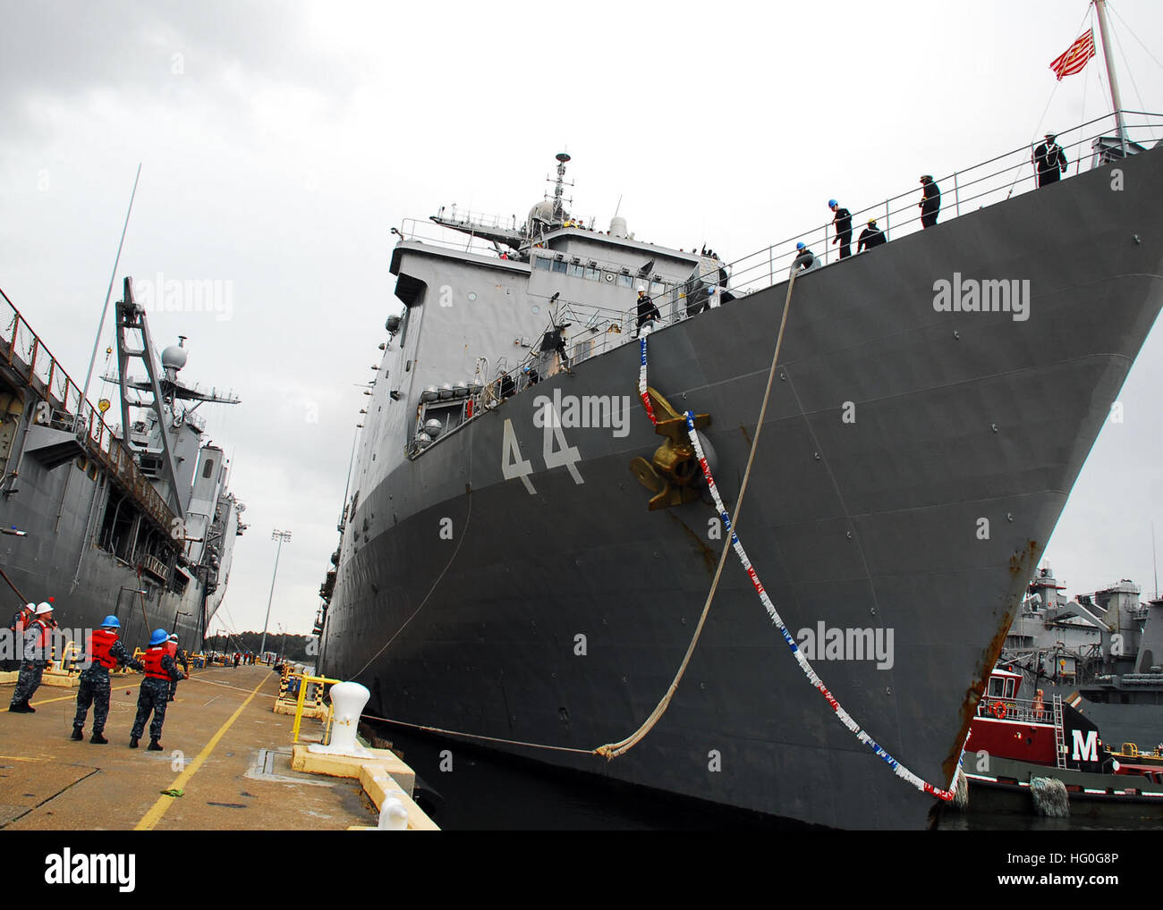 Line handlers secure amphibious dock landing ship USS Gunston Hall (LSD ...