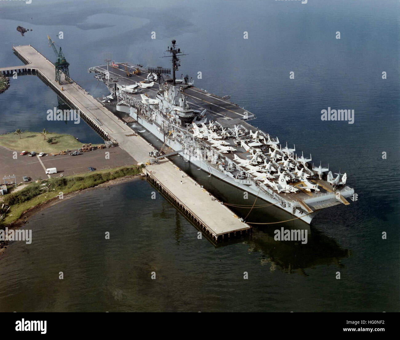 USS Ticonderoga (CVA14) at pier 1962 Stock Photo Alamy