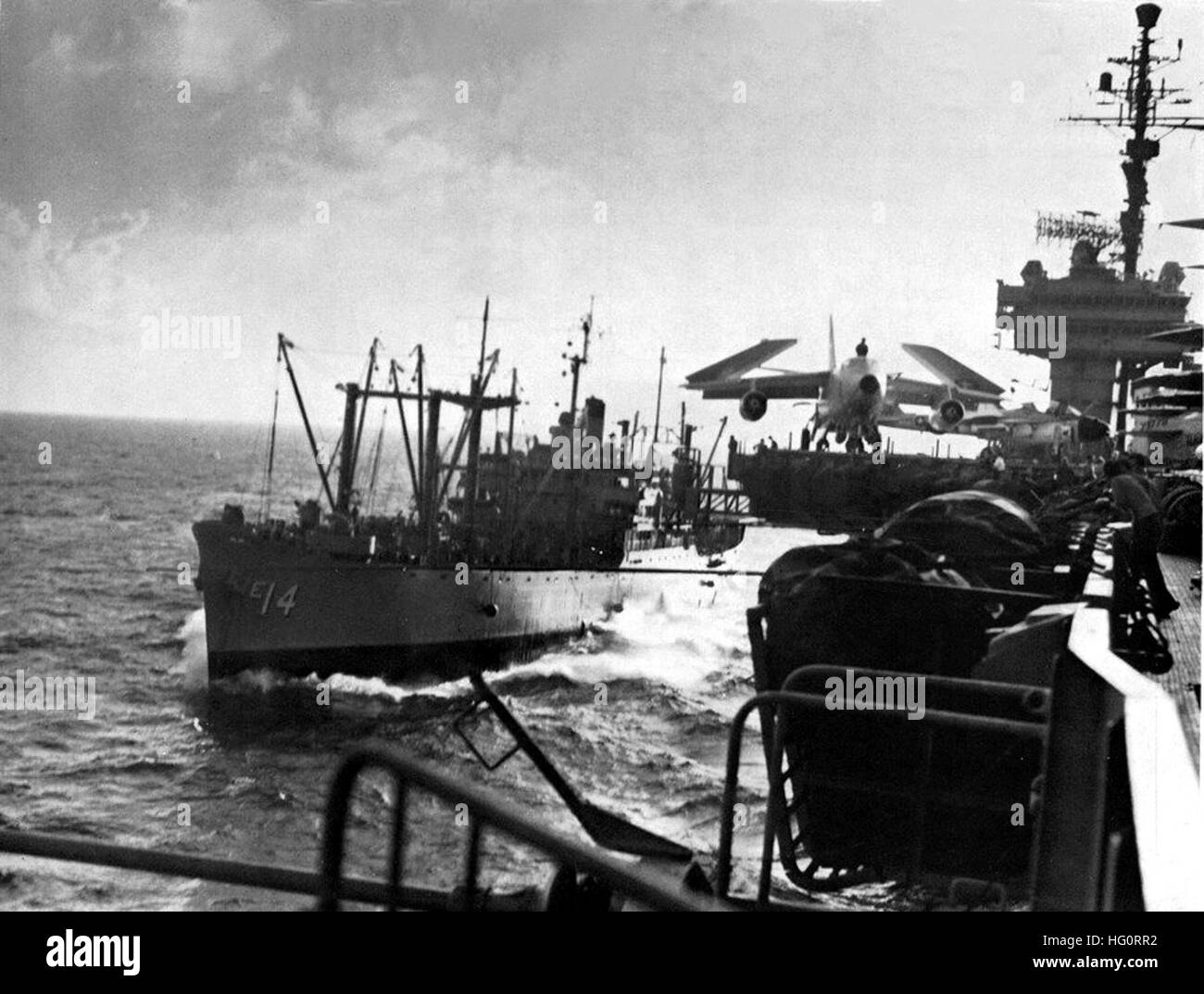 USS Firedrake (AE-14) alongside Kitty Hawk (CVA-63) off Vietnam c1965 Stock Photo