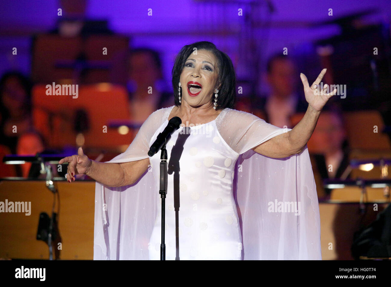 Hamburg, Germany. 24th Jan, 2013. British singer Shirley Bassey performs the concert 'Over the Rainbow' with the Hamburg Symphony Orchestra at Laeiszhalle in Hamburg, Germany, 24 January 2013. Photo: Christian Charisius | usage worldwide/dpa/Alamy Live News Stock Photo