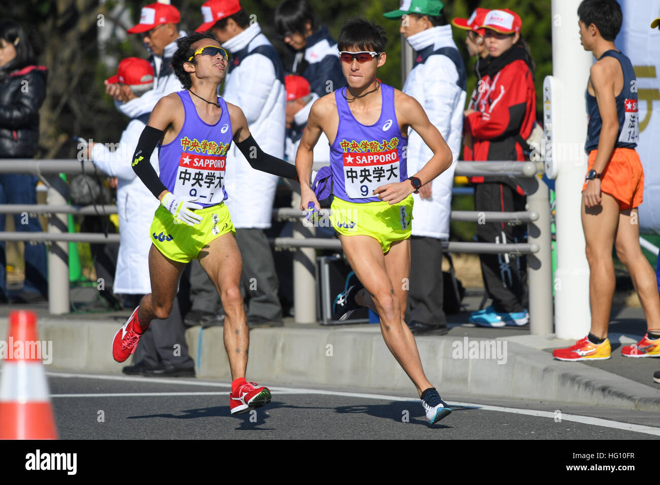 Kanagawa, Japan. 3rd Jan, 2017. (L-R) Futoshi Ebisawa, Yoshiki Hiro () Athletics : The 93rd Hakone Ekiden, Tokyo-Hakone Round-Trip College Ekiden Race, Hiratsuka Relay place in Kanagawa, Japan . © AFLO/Alamy Live News Stock Photo