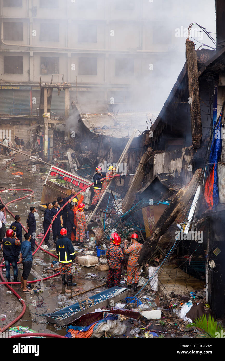 Dhaka, Bangladesh. 3rd Jan, 2017. Fire burning in Gulshan DCC Market in Dhaka Bangladesh. People are saving their merchandise/belongings and the fire department is extinguishing the fire. © Martijn Kruit/Alamy Live News Stock Photo
