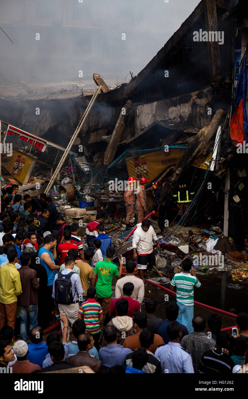 Dhaka, Bangladesh. 3rd Jan, 2017. Fire burning in Gulshan DCC Market in Dhaka Bangladesh. People are watching while the fire department is extinguishing the fire. © Martijn Kruit/Alamy Live News Stock Photo