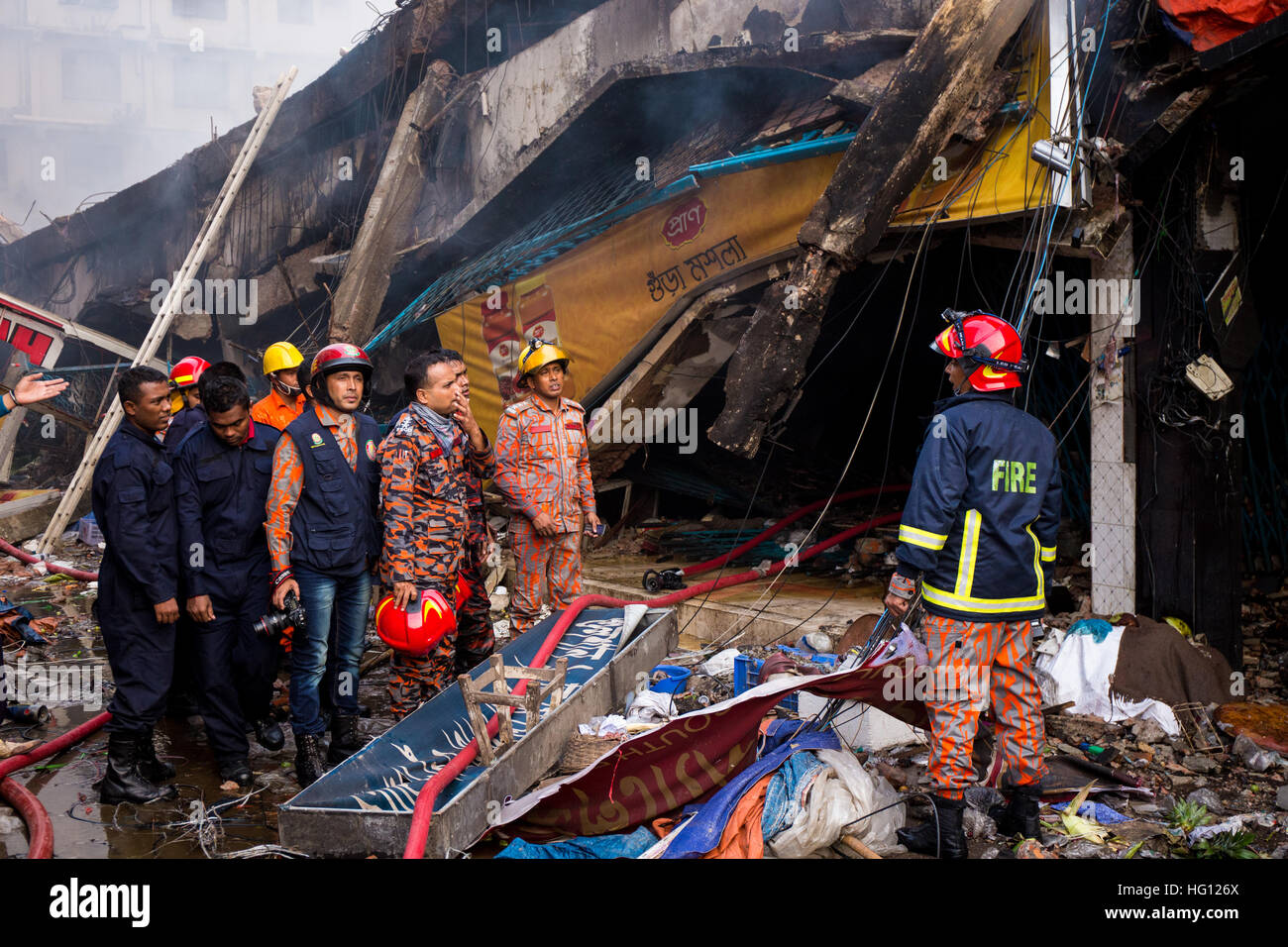 Dhaka, Bangladesh. 3rd Jan, 2017. Fire burning in Gulshan DCC Market in Dhaka Bangladesh. Firemen are getting instructions for extinguishing the fire © Martijn Kruit/Alamy Live News Stock Photo