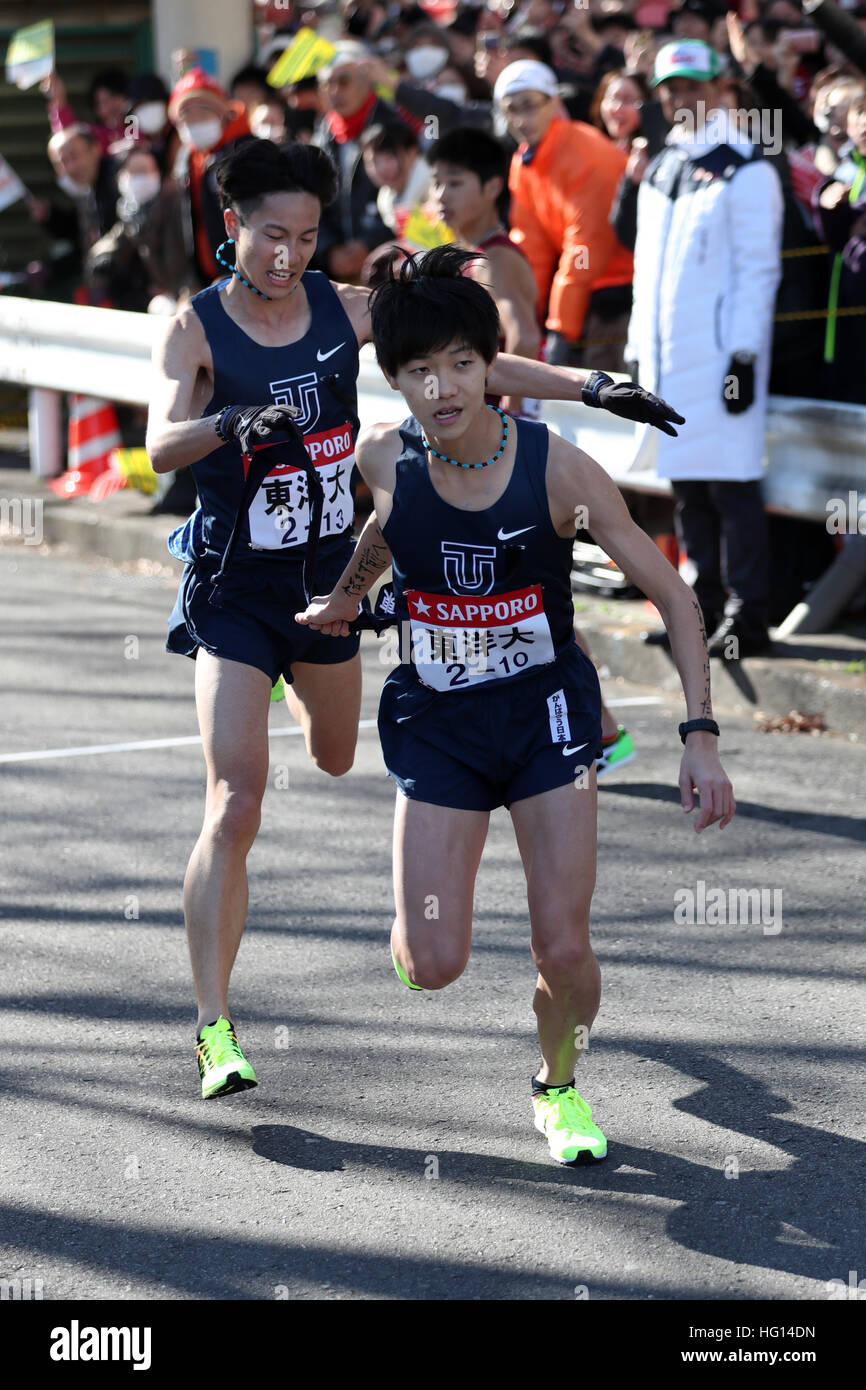 Kanagawa, Japan. 3rd Jan, 2017. (L to R) Shunya Nomura, Takeru Kobayakawa () Athletics : The 93rd Hakone Ekiden, Tokyo-Hakone Round-Trip College Ekiden Race, Tsurumi Relay place in Kanagawa, Japan . © Jun Tsukida/AFLO SPORT/Alamy Live News Stock Photo