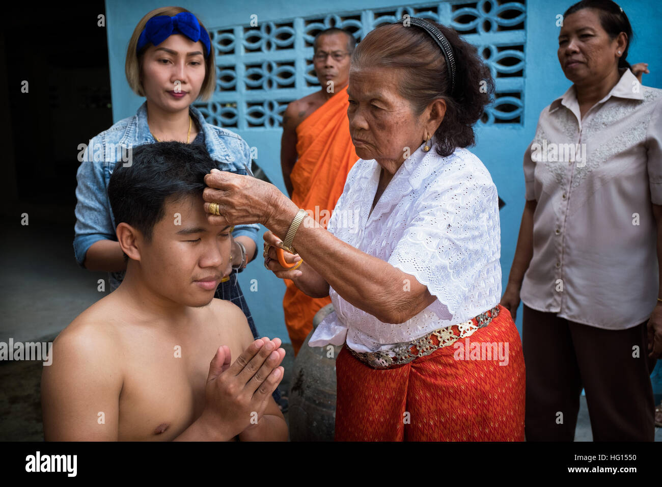 Nakhon Nayok, Thailand. 02nd Jan, 2017. The grandmother of Tae, a Thai Nak (Monk-To-Be), clips a lock of his hair during a head shaving ceremony, which is part of a 2 day ordination festival in rural Thailand. © Lee Craker/Alamy Live News Stock Photo