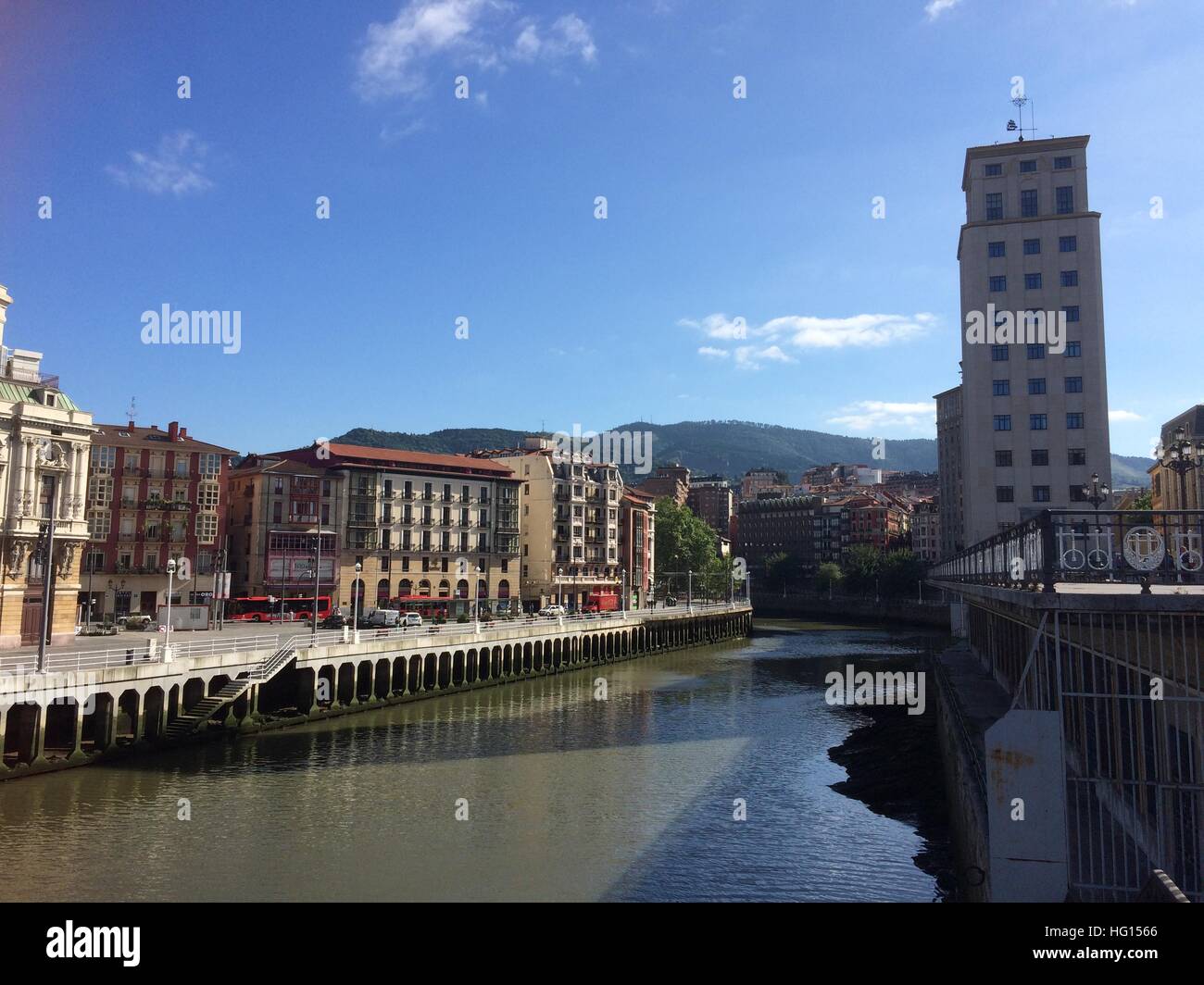 Bilbao, Spanien. 28th July, 2016. Die Altstadt von Bilbao (Spanien), aufgenommen am 28.07.2016. Aus der dahinsiechenden Industriestadt ist dank des Guggenheim-Museums ein Touristenmagnet geworden. Mehr als 19 Millionen Kunstfreunde aus aller Welt haben seit Oktober 1997 das Guggenheim-Museum besucht. (zu dpa «Wiedergeburt dank der Kunst: Guggenheim Bilbao feiert Jubiläum») Foto: Carola Frentzen/dpa /dpa/Alamy Live News Stock Photo