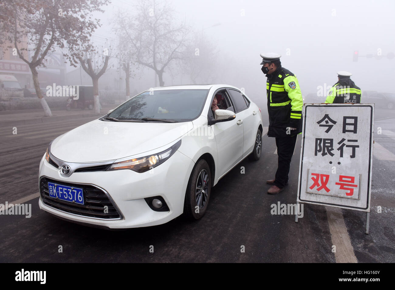 Shijiazhuang, Shijiazhuang, China. 3rd Jan, 2017. Shijiazhuang, CHINA-January 3 2017: (EDITORIAL USE ONLY. CHINA OUT).Car restriction policy is enforced in Shijiazhuang, north China's Hebei Province, January 3rd, 2017, aiming to reduce smog. Heavy smog hit Shijiazhuang on the first day of 2017, making the highway closed. © SIPA Asia/ZUMA Wire/Alamy Live News Stock Photo