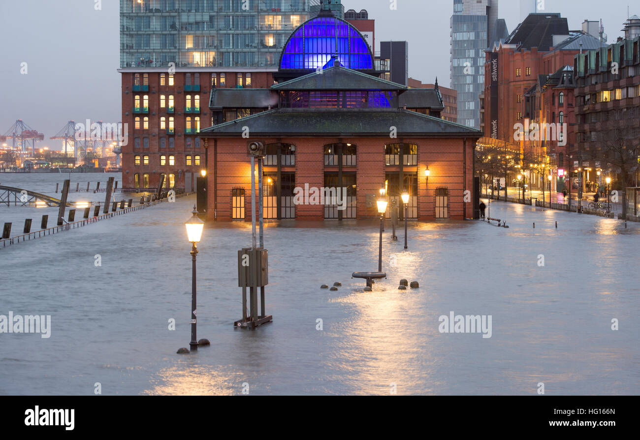 Hamburg, Germany. 4th Jan, 2017. The fish market is flooded during a storm tide in Hamburg, Germany, 4 January 2017. Storm "Axel" is causing storm tides on the coasts of the North and Baltic Seas. Photo: Daniel Reinhardt/dpa/Alamy Live News Stock Photo