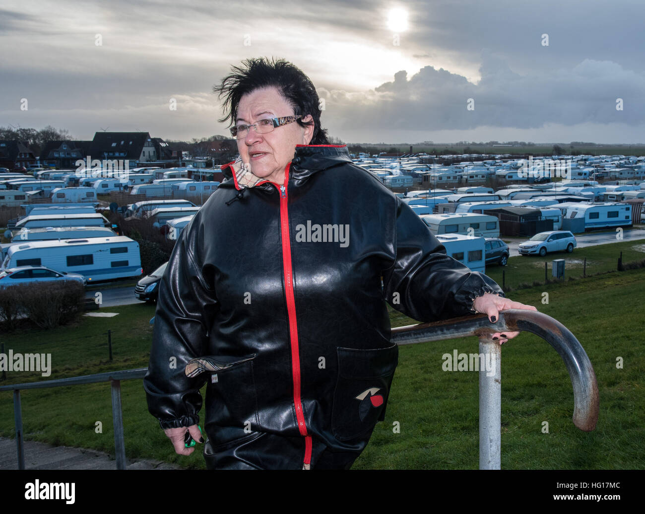 Neuharlingersiel, Germany. 04th Jan, 2017. Gerda Vocke from Wallenhorst, Germany begins her stormy walk on the North Sea dyke by the campsite in Neuharlingersiel, Germany, 04 January 2017. The storm 'Axel' is bringing a mix of gusty winds, sleet, and sunshine over northern Germany. Photo: Ingo Wagner/dpa/Alamy Live News Stock Photo