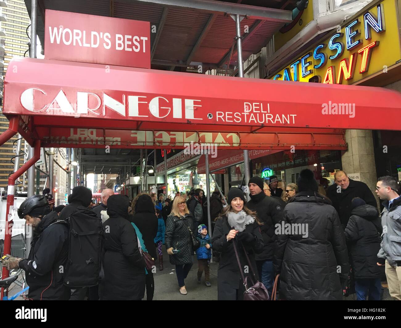 New York, NY, USA. 30th Dec, 2017. Patrons wait in long lines outside of Carnegie Deli, a legendary New York restaurant and tourist attraction, hours before it's set to close its doors permanently at midnight after 79 years in business in New York, New York on December 30, 2016. © Rainmaker Photo/Media Punch/Alamy Live News Stock Photo