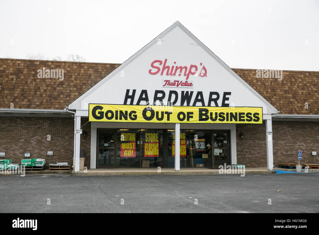 Going Out of Business signs on a True Value hardware retail store in Pennsville, New Jersey on December 11, 2016. Stock Photo