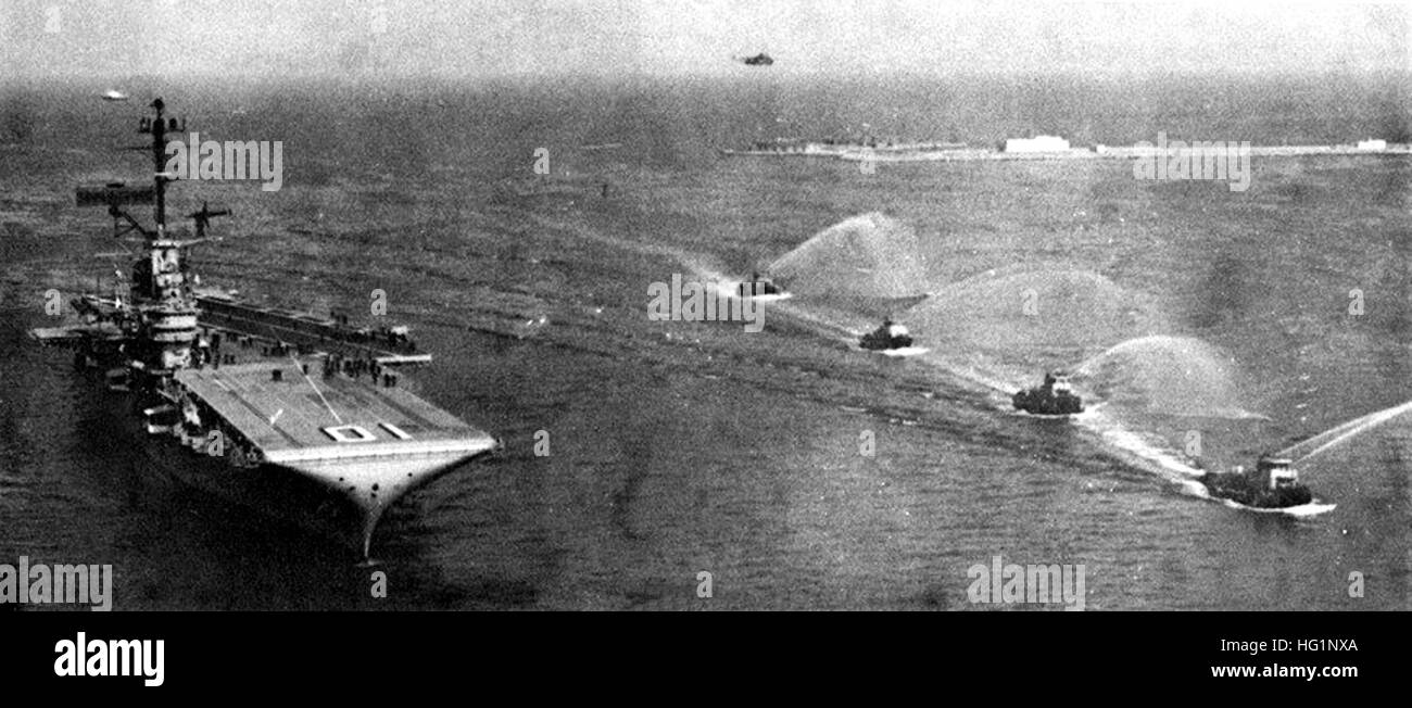 USS Yorktown (CVS10) arrives at Norfolk 1969 Stock Photo Alamy