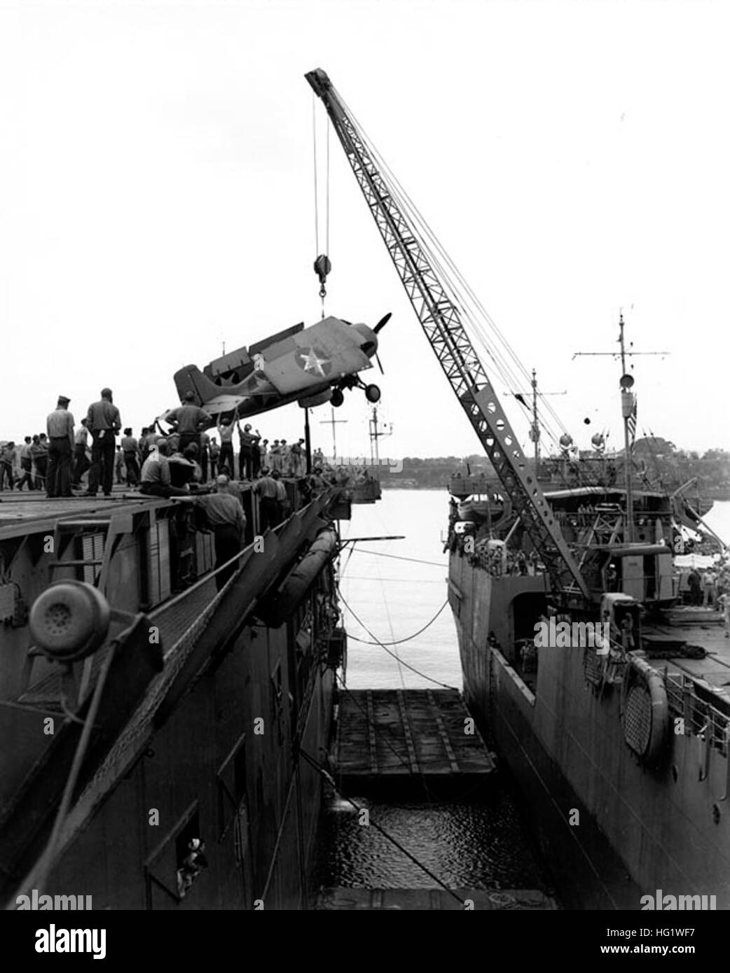 USS Kitty Hawk (APV-1) and Long Island (ACV-1) at Fila 1942 Stock Photo