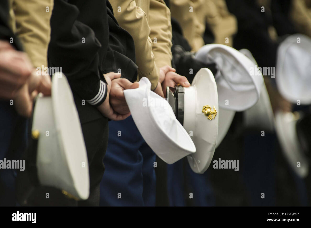 Sailors and Marines assigned to amphibious transport dock ship USS New York (LPD 21) man the rails in transit to New York City. New York departed Naval Station Norfolk to conduct training and participate in Veterans Week New York City to honor the service of our nation's veterans. #USNavyinNYC (U.S. Navy photo by Mass Communication Specialist 2nd Class Andrew B. Church/RELEASED) Veterans Week New York City 131108-N-UE577-059 Stock Photo