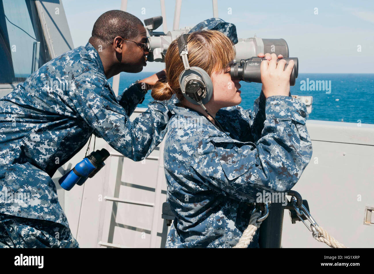 1400303-N-YO707-004 ATLANTIC OCEAN (March 3, 2014) Ensign Joel A. Sam, left, and Seaman Apprentice Justinne Ivanitskiy check the horizon through for surface contacts aboard the amphibious transport dock ship USS New York (LPD 21). New York is underway conducting a routine training exercise. (U.S. Navy photo by: Mass Communication Specialist 2nd Class Cyrus Roson/Released) USS New York operations 140303-N-YO707-004 Stock Photo