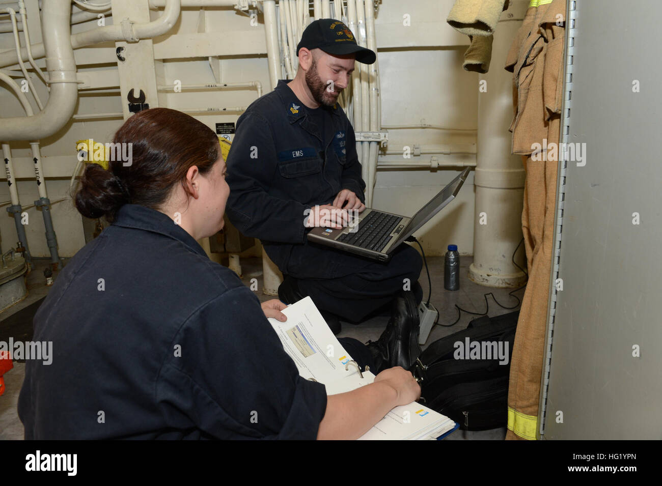 US Navy Electrician's Mate führt Tests in der Batterie- und  Beleuchtungswerkstatt des Schiffs durch Stockfotografie - Alamy