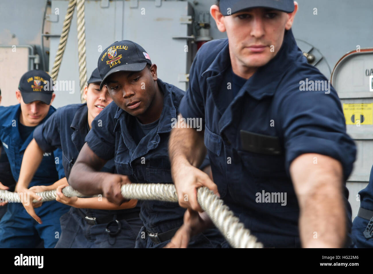 Sailors from the amphibious assault ship USS Peleliu’s (LHA 5 ...