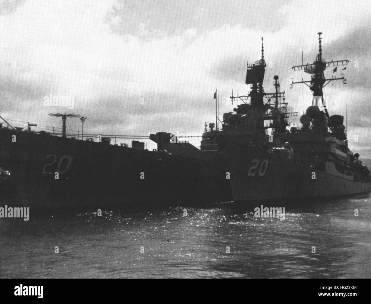 USS Richmond K. Turner (CG20) and USS Goldsborough (DDG20) at Pearl Harbor 1986 Stock Photo