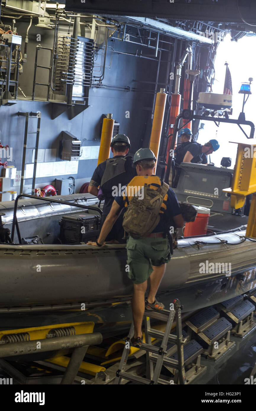 Navy divers from Mobile Diving and Salvage Unit 1 embark an 11-meter rigid hull inflatable boat in the waterborne mission zone of the littoral combat ship USS Fort Worth (LCS 3). Fort Worth is supporting Indonesian-led search efforts to locate AirAsia Flight QZ8501 and is operating in the vicinity of where the plane’s tail was discovered. (U.S. Navy photo by Mass Communication Specialist 2nd Class Antonio P. Turretto Ramos/Released) US Navy divers prepare to operate tow fish side scan sonar 150111-N-DC018-063 Stock Photo