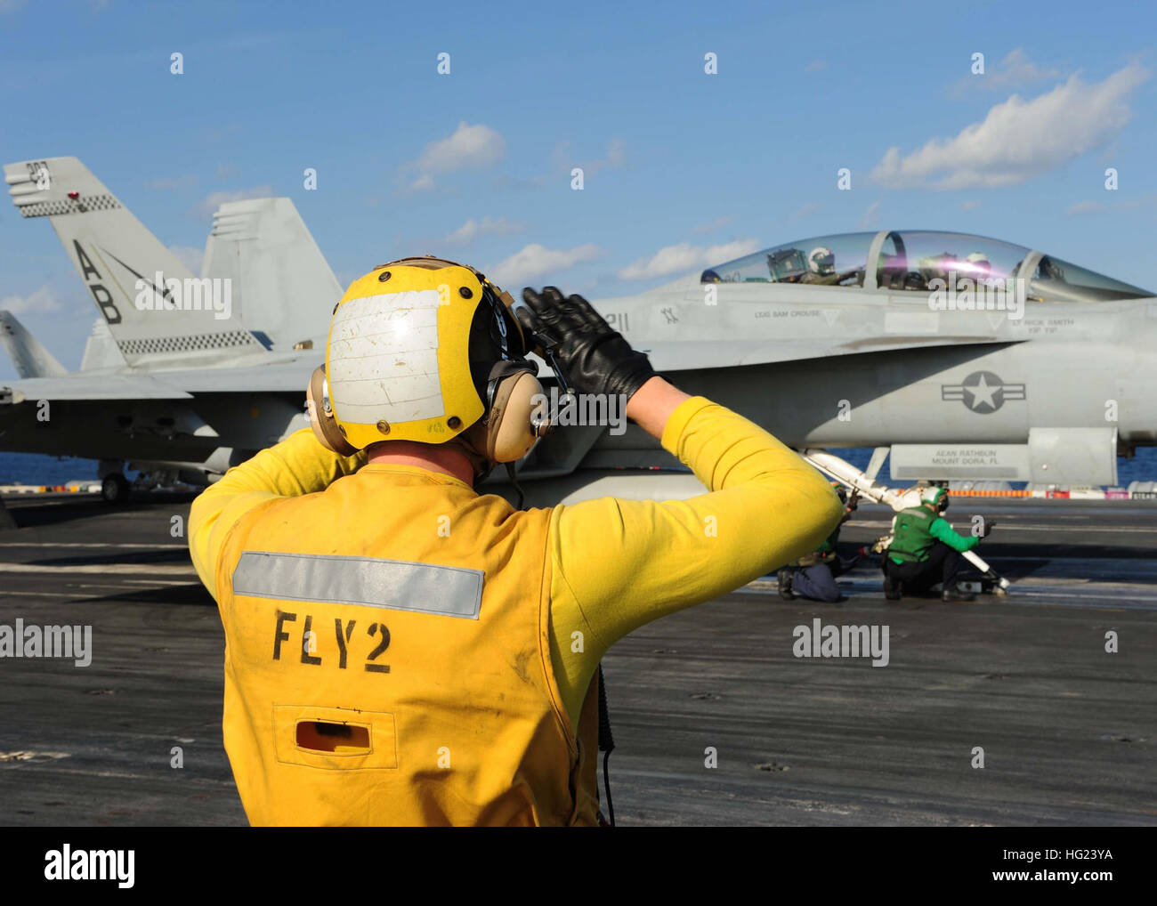 Aviation Boatswain’s Mate (handling) 3rd Class Caleb Henthorn, from New