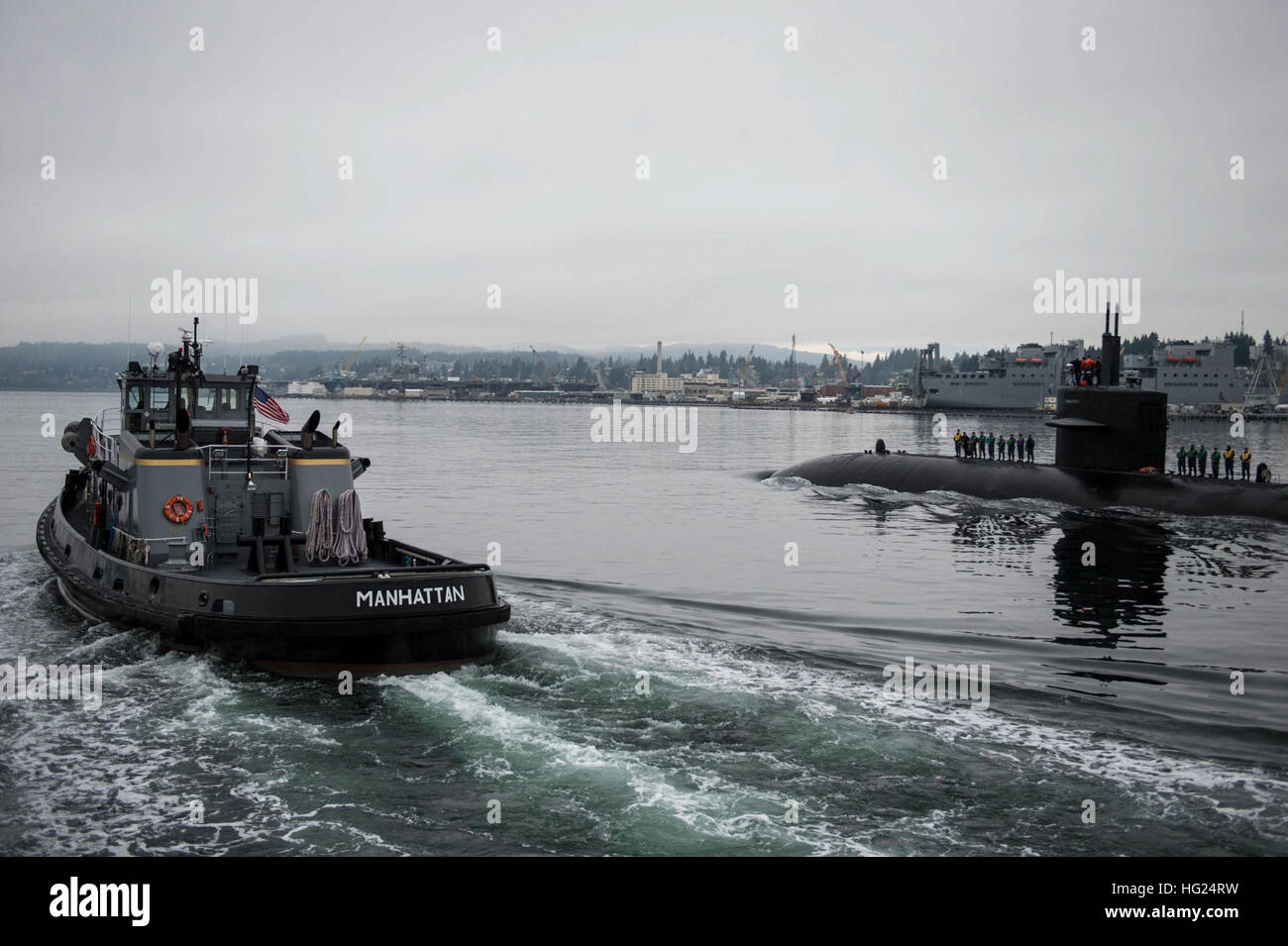 150225-N-JY507-019 BREMERTON, Wash. (Feb. 25, 2015) – The Los Angeles-class fast-attack submarine USS Bremerton (SSN 698) is escorted by the YTZ-779 Manhattan to Pier Delta at Naval Base Kitsap-Bremerton prior to mooring. USS Bremerton is making a namesake visit to Bremerton, Wash., for the first time since 2012. (U.S. Navy photo by Mass Communication Specialist 3rd Class Seth Coulter/Released) USS Bremerton returns for namesake visit 150225-N-JY507-019 Stock Photo