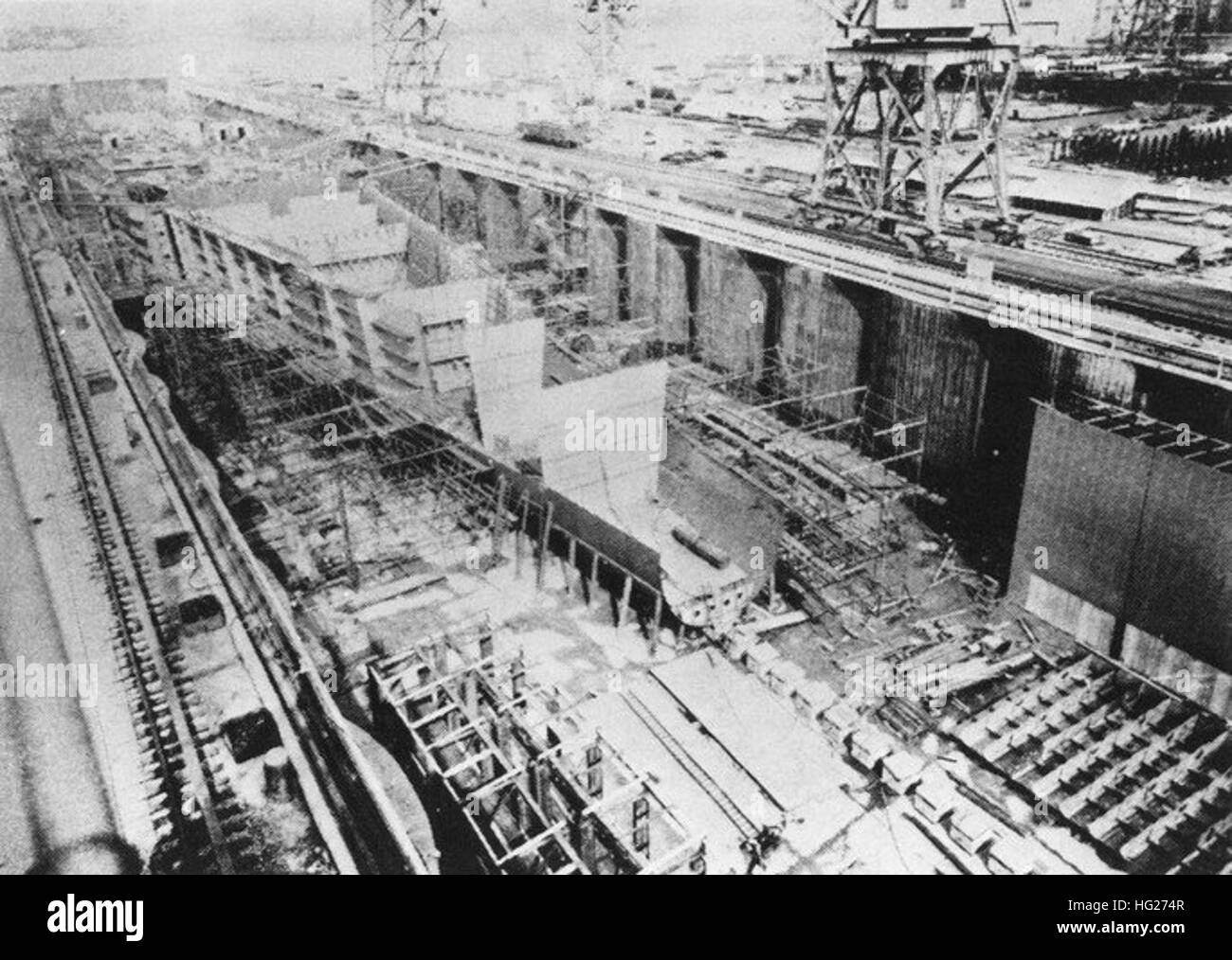 USS Kitty Hawk (CVA-63) under construction in 1957 Stock Photo