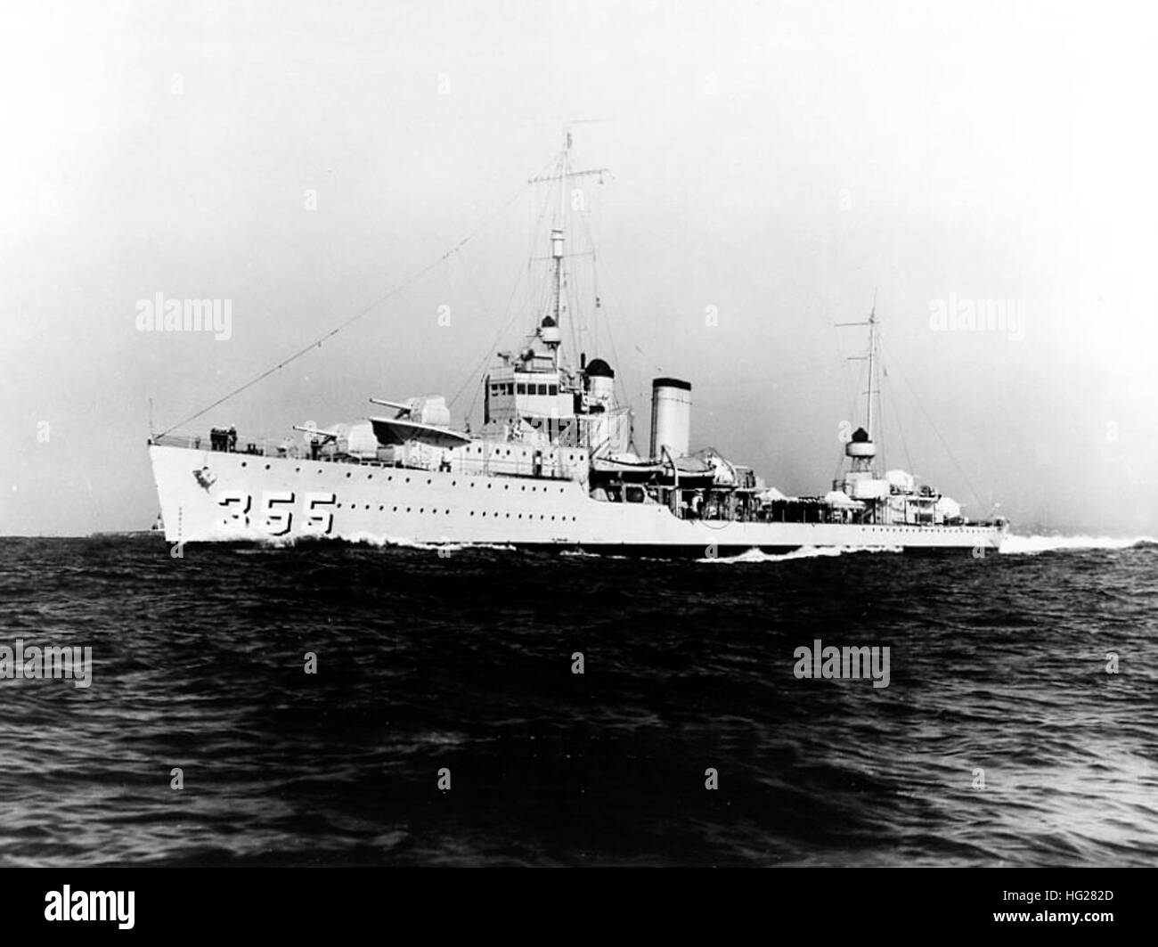 (DD-355)  Underway at sea, circa the 1930s.  Collection of Vice Admiral George C. Dyer, USN (Retired).  U.S. Naval History and Heritage Command Photograph. USS Aylwin (DD-355) underway in the 1930s Stock Photo