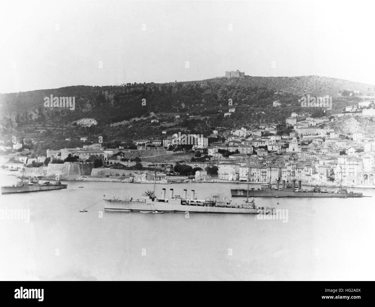 USS Israel (DD-98), USS Schley (DD-103) and USS Stribling (DD-96) at Villefranche, France, in 1919 Stock Photo