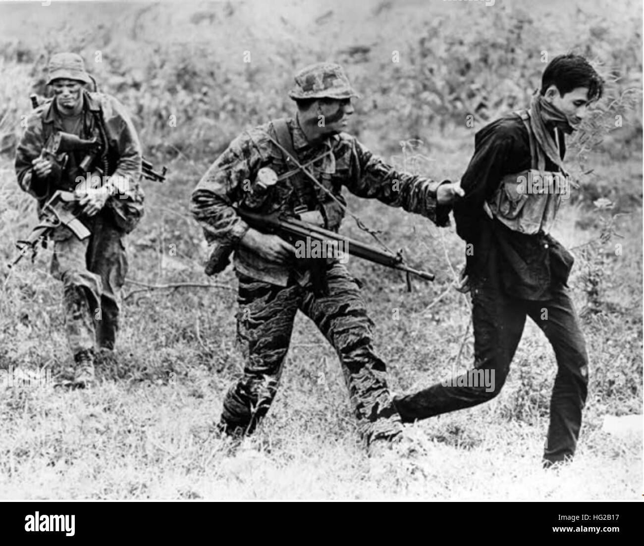 US Navy SEALs Terry Sullivan, left, and Curtis Ashton with a captured Viet Cong in the My Tho area, 1969 Stock Photo