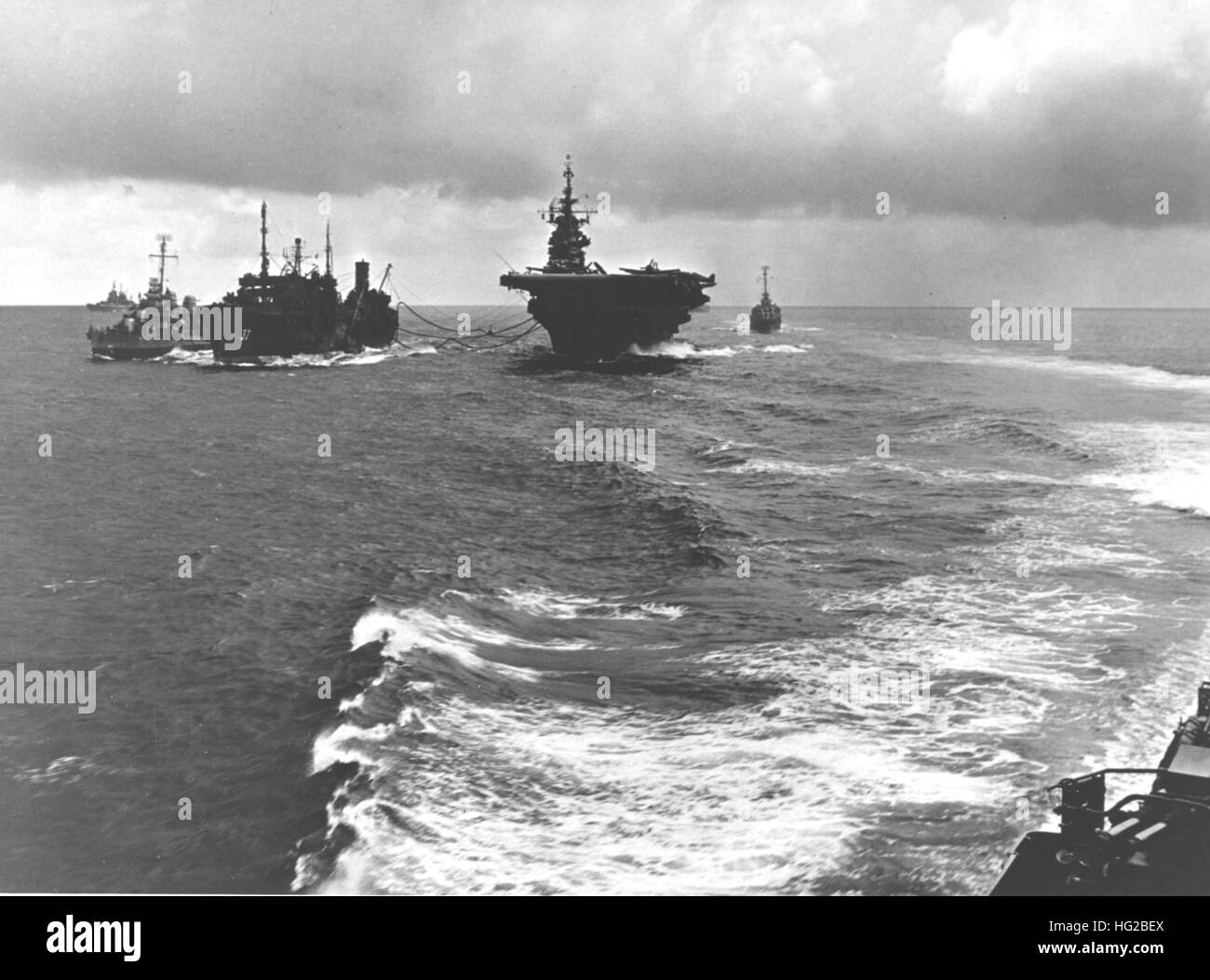 USS Merrimack (AO-37) refueling ships in July 1945 Stock Photo
