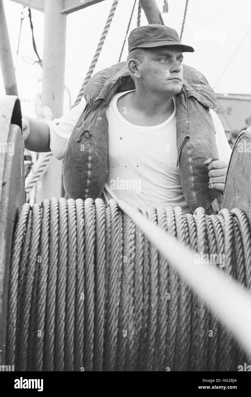 Winch operator aboard USS Mattaponi (AO41) in January 1969 Stock Photo