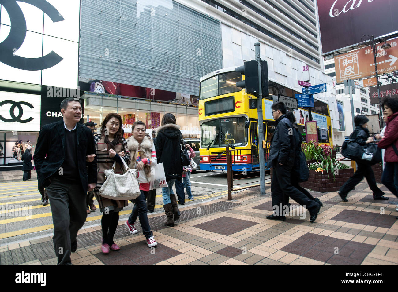 Street scene shopping Hong Kong Stock Photo - Alamy