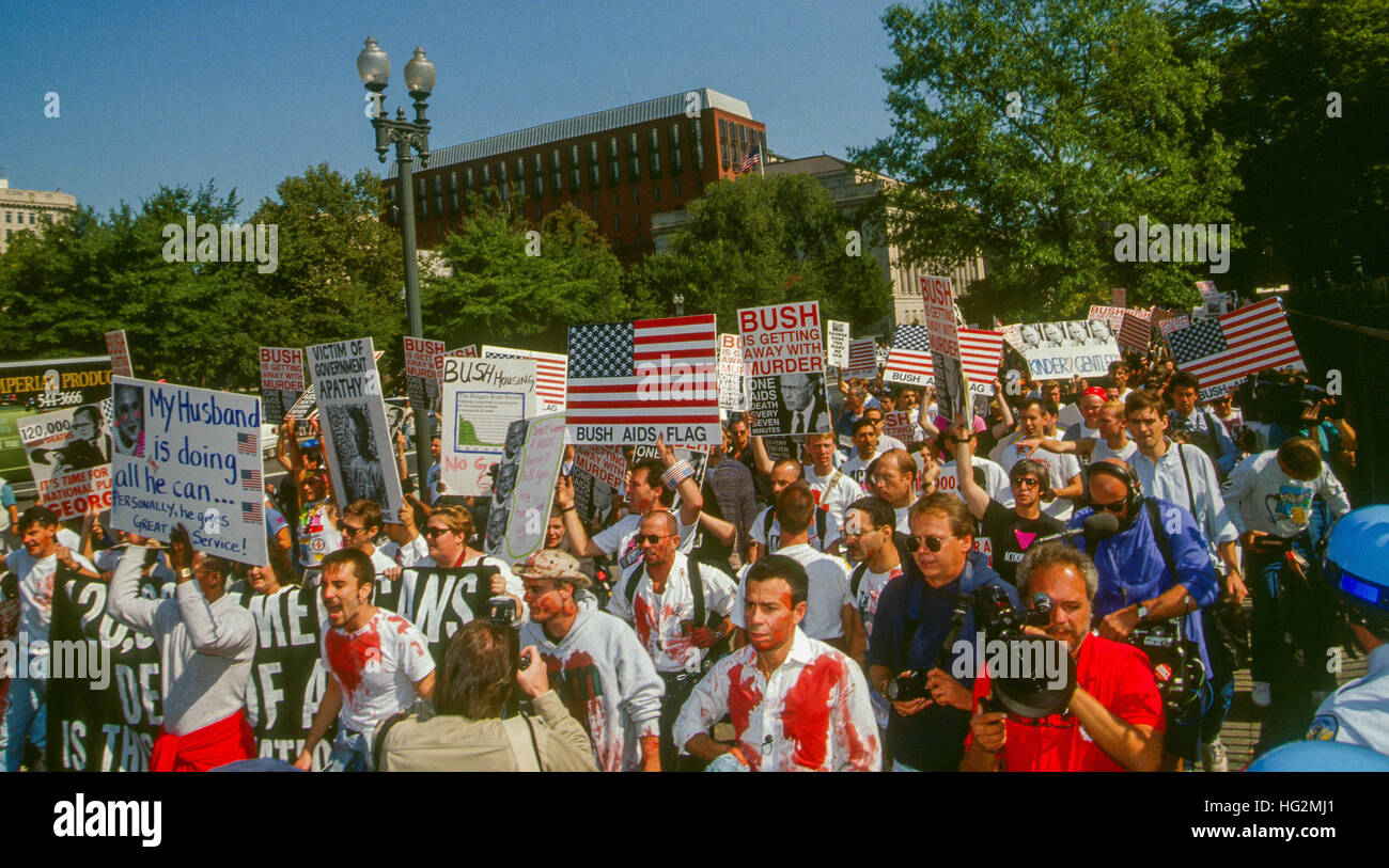 Washington, DC., USA, 30th September, 1991 Protesters from the group 'ACT UP' block the entrance to the Northwest Gate of the White House during a protest about the lack of funding for research into the cause of the AIDS/HIV disease. Credit: Mark Reinstein Stock Photo