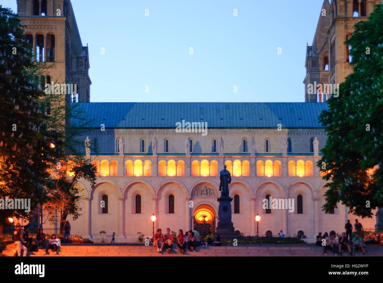 Pecs (Fünfkirchen): Cathedral square with the statue of Bishop Ignac Szepessy, , Baranya, Hungary Stock Photo