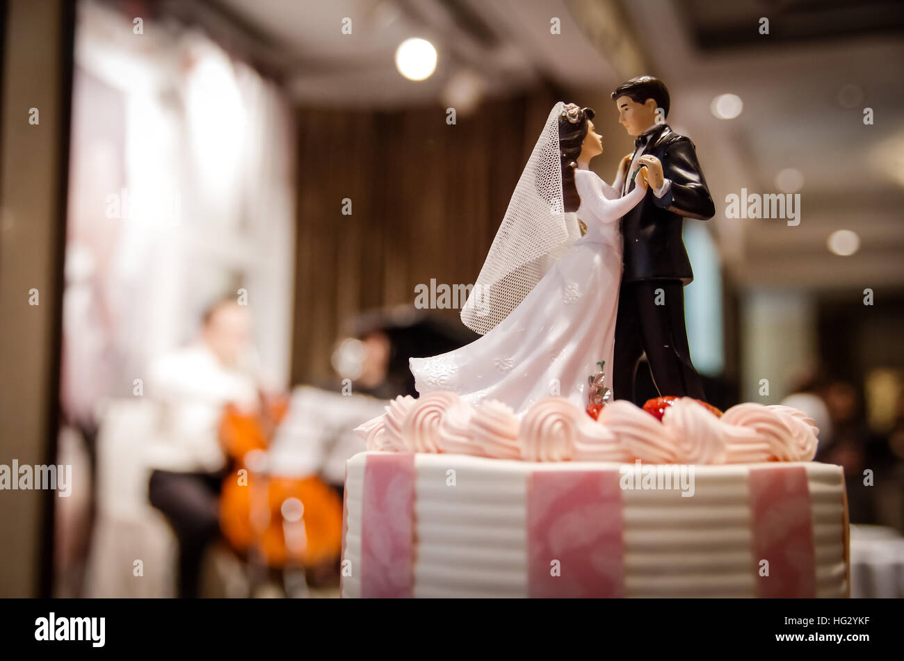 Wedding cake - couple's wedding dance Stock Photo - Alamy