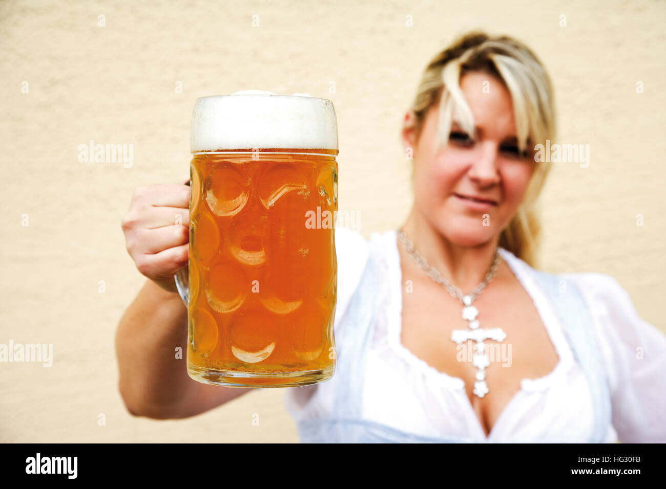 Waitress carrying beer steins hi-res stock photography and images - Alamy