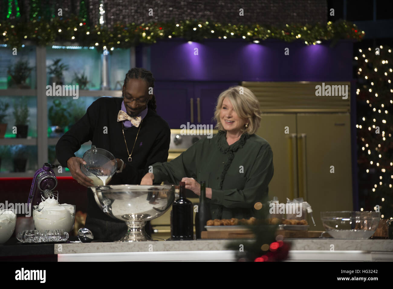 MARTHA AND SNOOP'S POTLUCK DINNER PARTY, (from left) Snoop Dogg