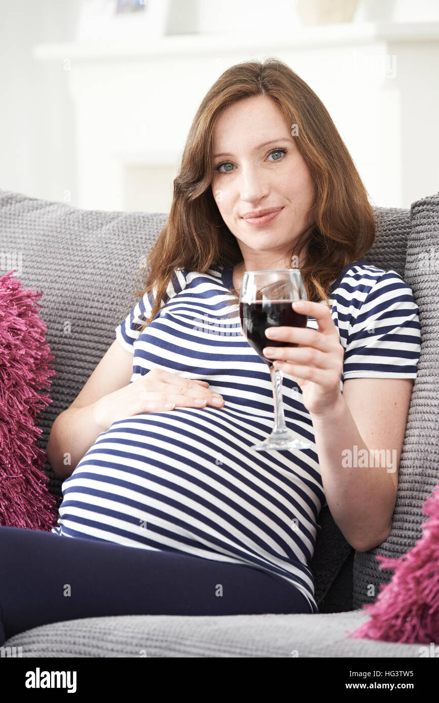 Pregnant women drinking alcohol hires stock photography and images Alamy