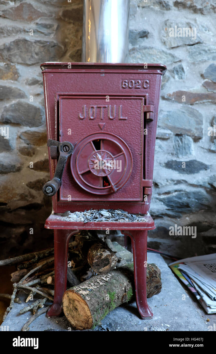 Old Jotul 602C woodburning stove with door closed logs burning fire flames  in a stone cottage in Wales UK KATHY DEWITT Stock Photo - Alamy