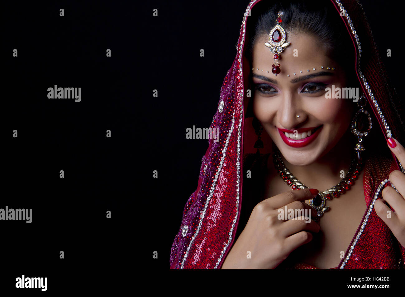 Beautiful Indian bride in traditional wedding dress Stock Photo - Alamy