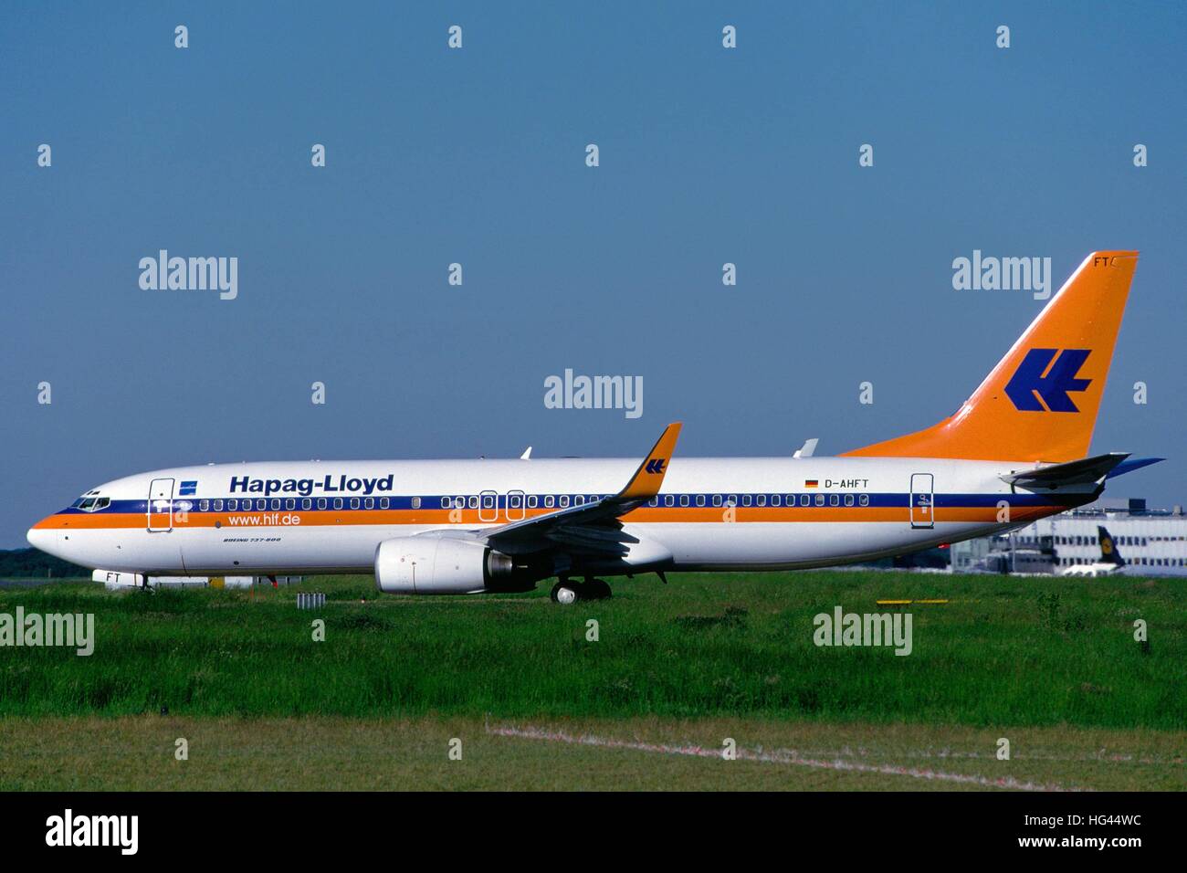 A Boeing 737-800 passenger aircraft of german airline Hapag-Lloyd Flug is  ready for departure at Dusseldorf-Lohausen airport. | usage worldwide Stock  Photo - Alamy