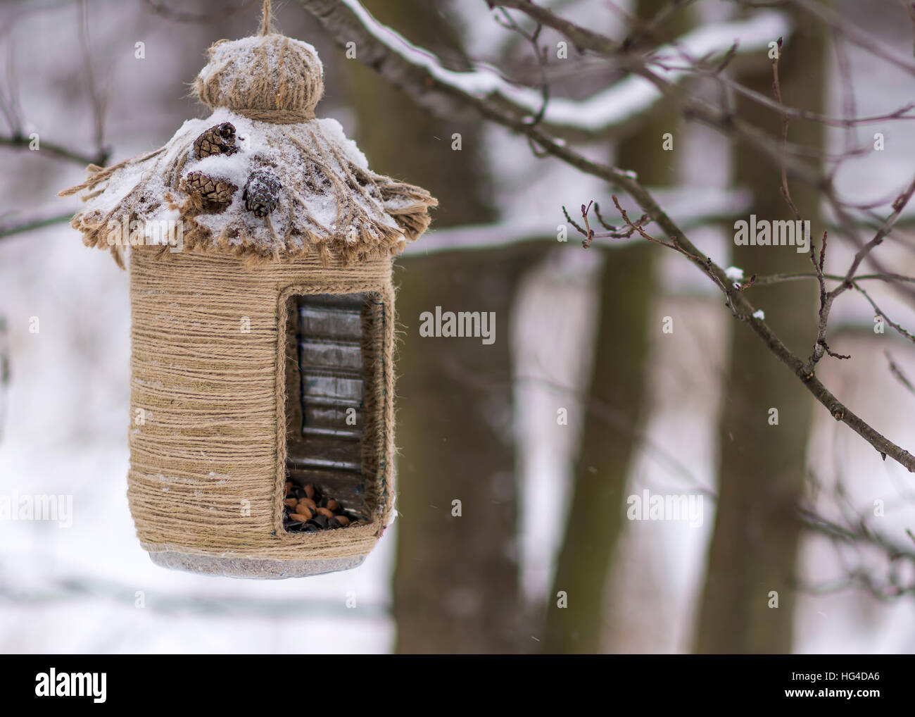 Кормушка для птиц из деревянных палочек