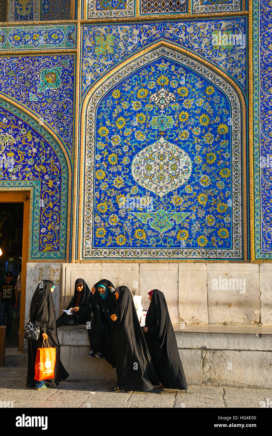 Girls gossiping after shopping in the Grand Bazaar, by entrance of Sheikh Lotfollah Mosque, Isfahan, Iran, Middle East Stock Photo