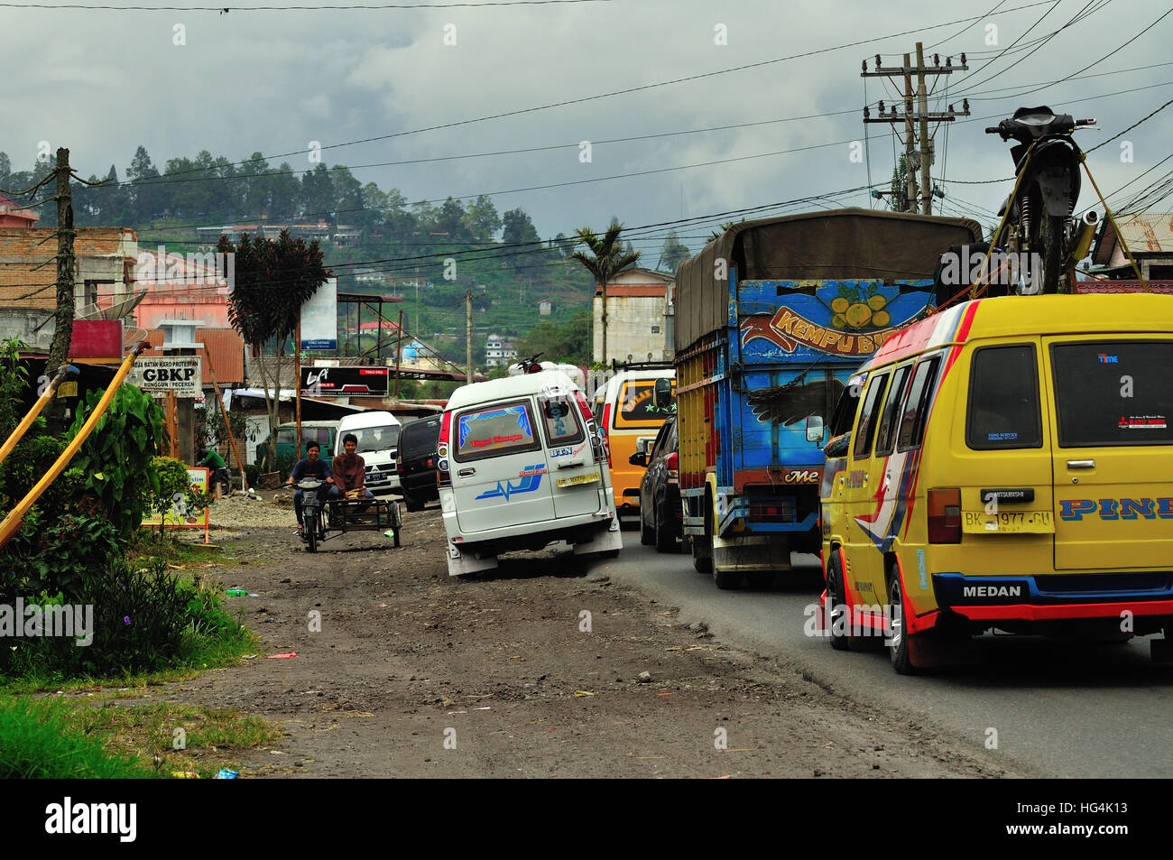 Indonesia. 29th Dec, 2016. Indonesia, Medan Berastagi during the weekend  and holiday season, with background, trajectory of Sumatra which runs along  the field lines of Berastagi, karo district. A connecting line to